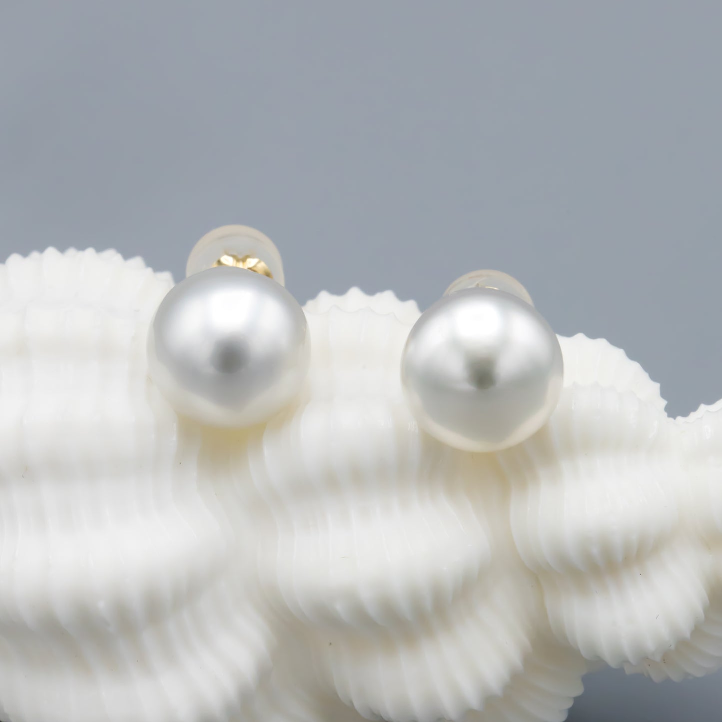 White South Sea pearl stud earrings detail view, 14K gold, baroque shape