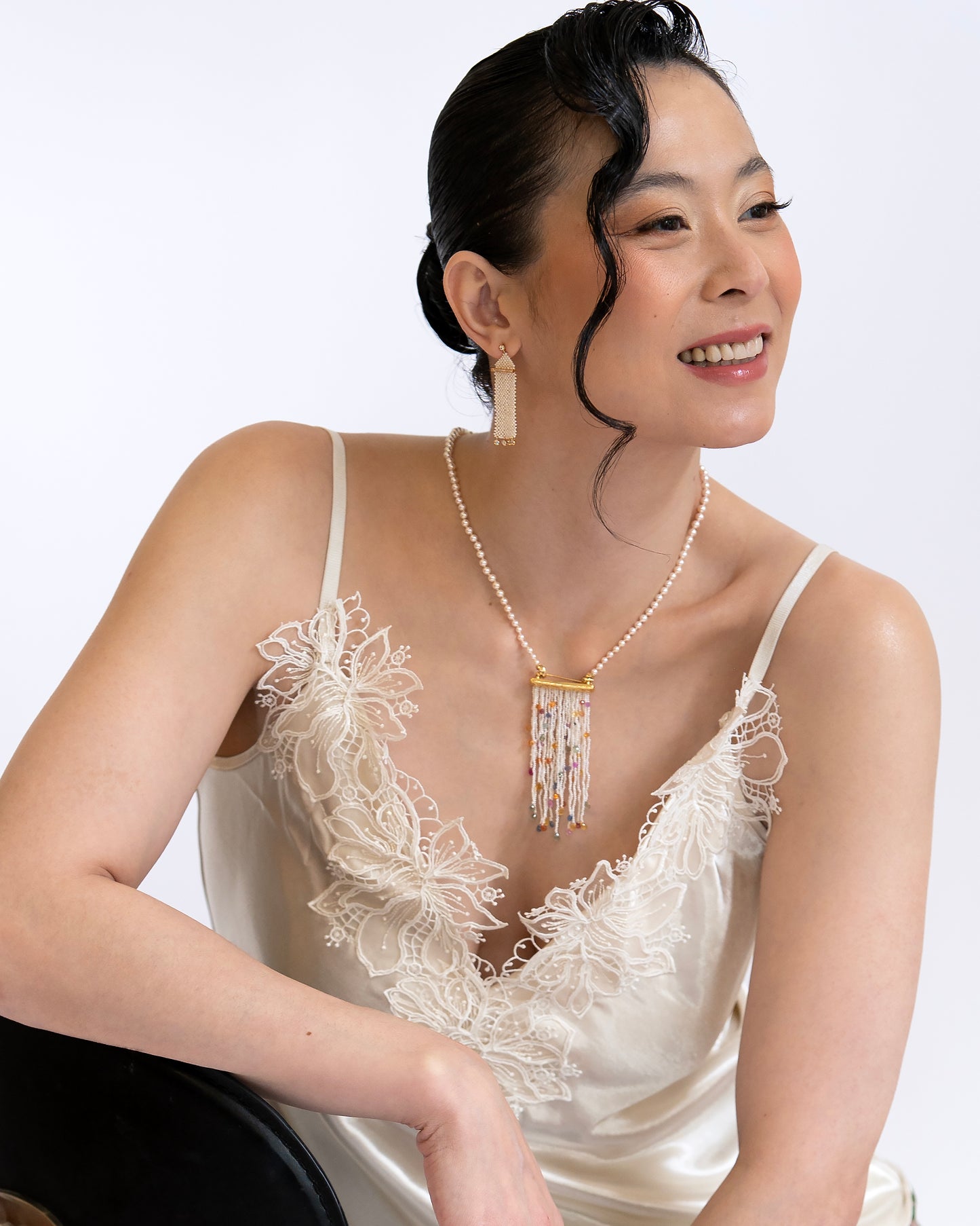 Model wearing Holly Zhang 18k yellow gold Keshi freshwater pearl woven dangle earrings with diamond drops