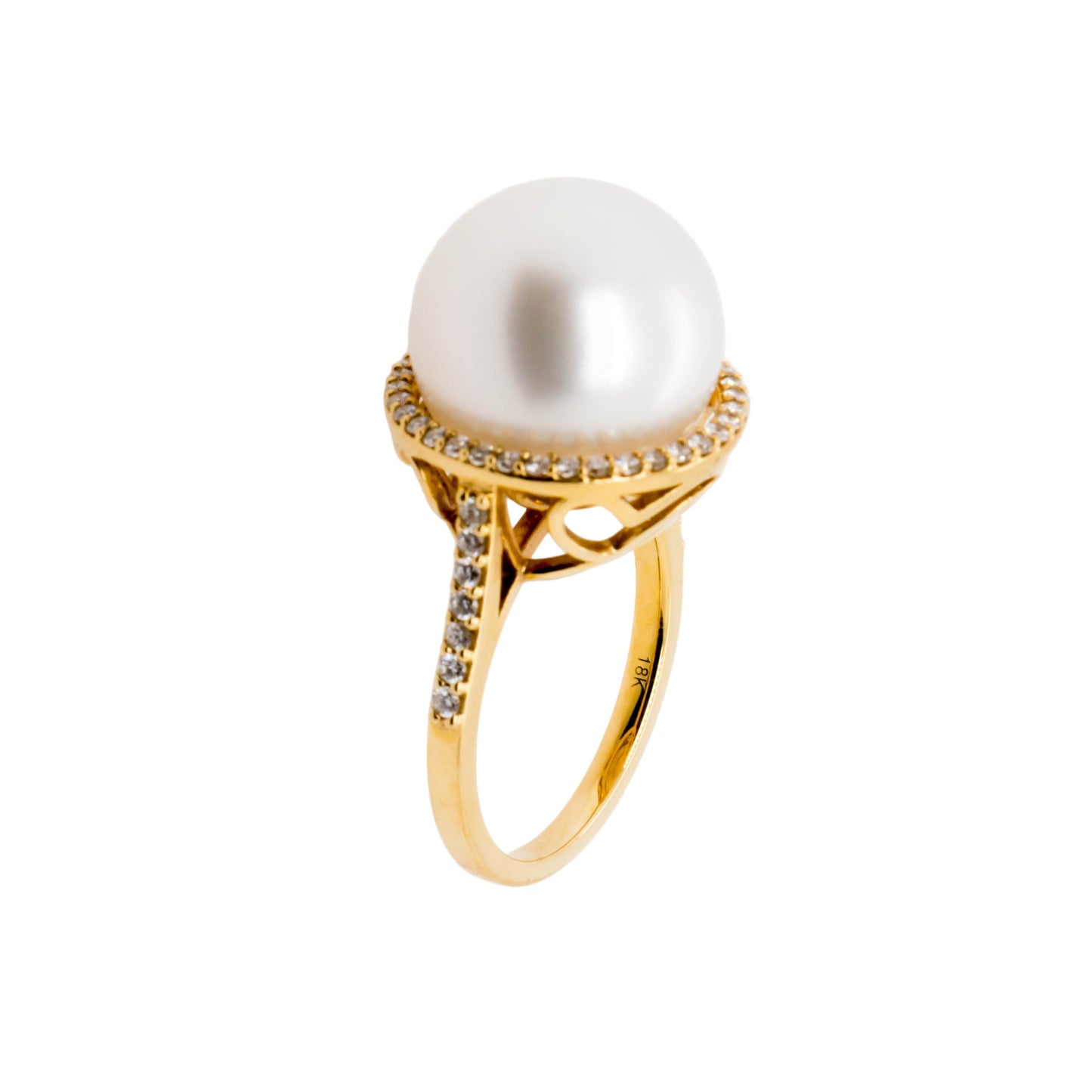 Luxury pearl ring 18K gold setting - close-up of 14.2mm cultured pearl luster