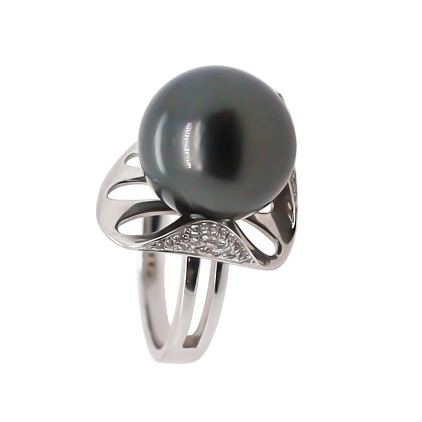 18K white gold ring with a black pearl on a white background